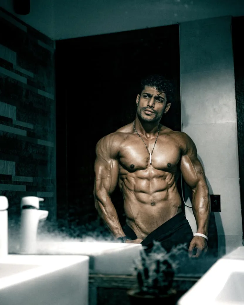 Zohaib Alam physique in a mirror
